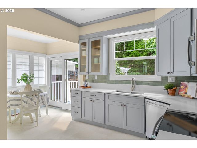 6739 Sw 63RD Ave, Portland, OR 97219
