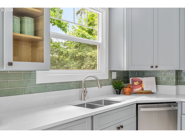 6739 Sw 63RD Ave, Portland, OR 97219