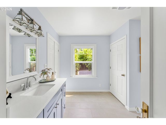6739 Sw 63RD Ave, Portland, OR 97219