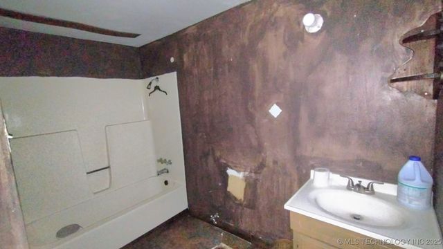 715 S Clayton, Vian, OK 74962