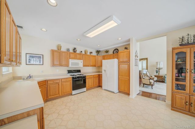 48 Kate Circle, Middle Island, NY 11953