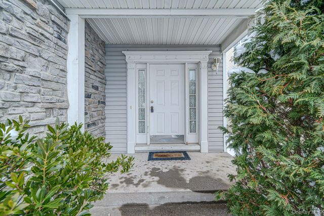 48 Kate Circle, Middle Island, NY 11953