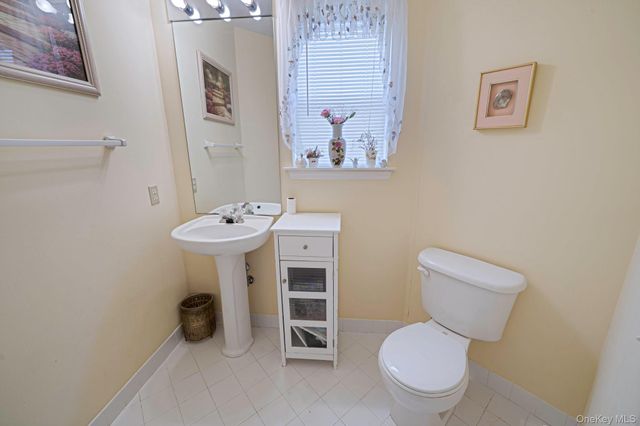 48 Kate Circle, Middle Island, NY 11953