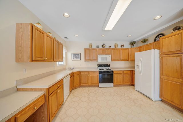 48 Kate Circle, Middle Island, NY 11953