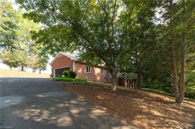 175 Sandtrap Lane, Pilot Mountain, NC 27041