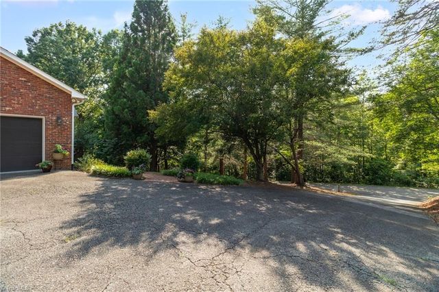 175 Sandtrap Lane, Pilot Mountain, NC 27041