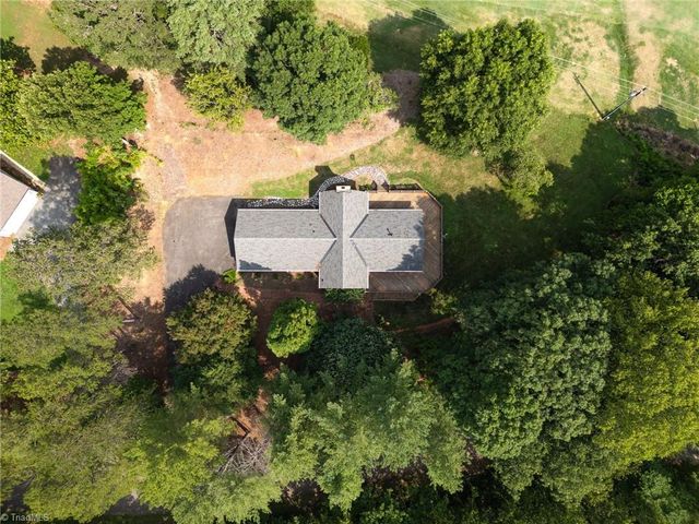 175 Sandtrap Lane, Pilot Mountain, NC 27041