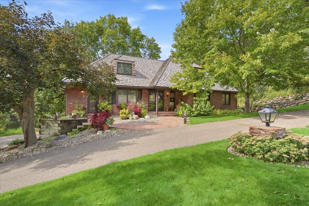 101 Ardmore Drive, Golden Valley, MN 55422 — photo 2
