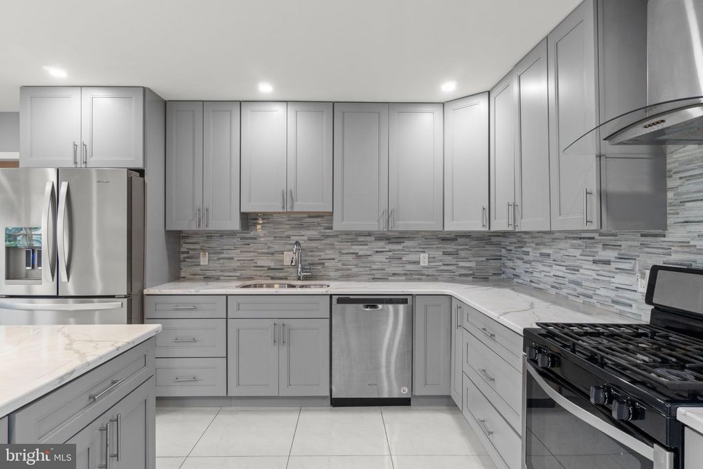 11405 GIFFORD AVE, PHILADELPHIA, PA 19116 — exterior