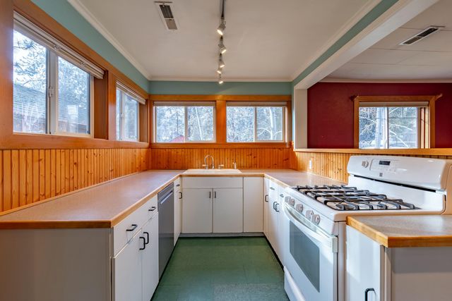205 E Washington Avenue, Sisters, OR 97759