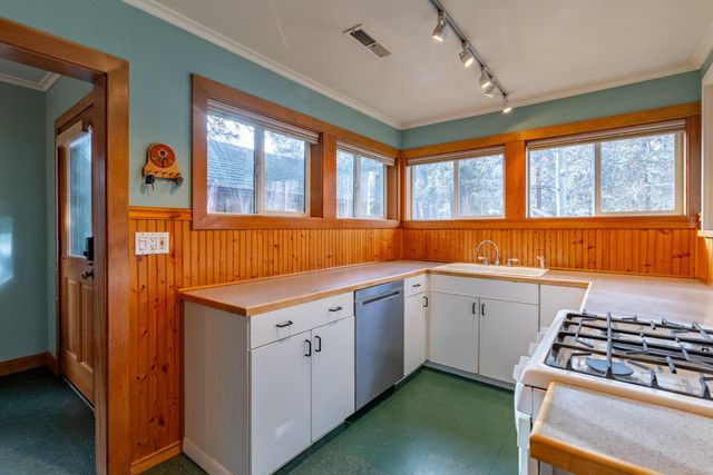 205 E Washington Avenue, Sisters, OR 97759