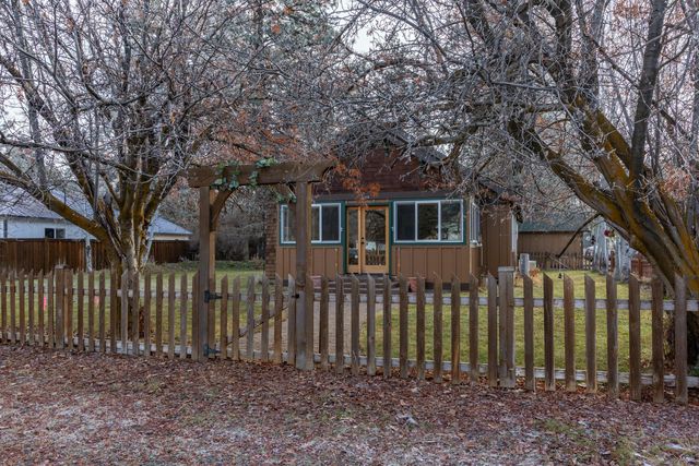 205 E Washington Avenue, Sisters, OR 97759