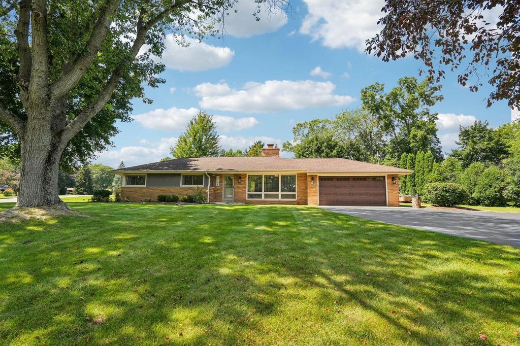 3185 San Marcos DRIVE, Brookfield, WI 53005
