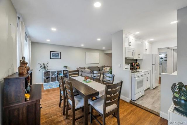 2 Birchwood Court 3D, Mineola, NY 11501