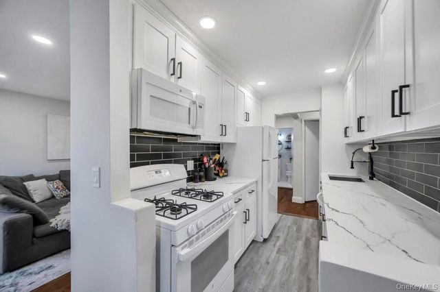 2 Birchwood Court 3D, Mineola, NY 11501