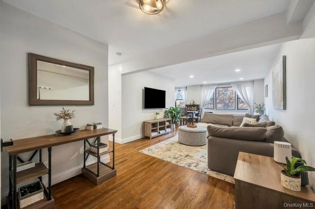 2 Birchwood Court 3D, Mineola, NY 11501