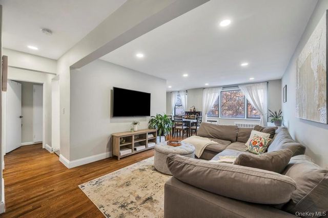 2 Birchwood Court 3D, Mineola, NY 11501