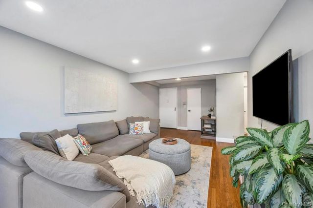 2 Birchwood Court 3D, Mineola, NY 11501