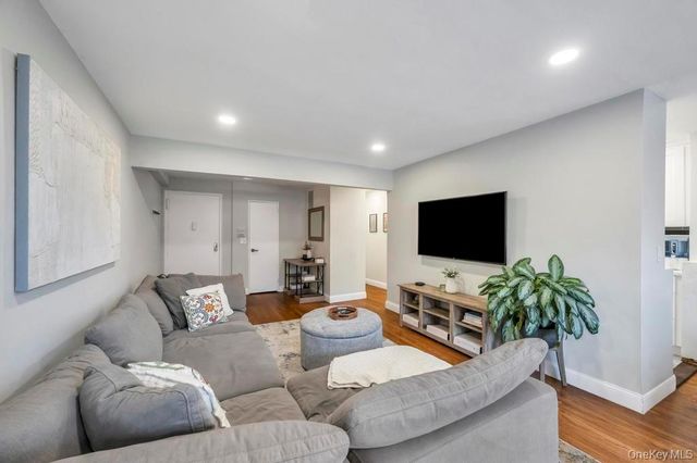 2 Birchwood Court 3D, Mineola, NY 11501