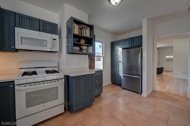 13 Orchard St, Bloomingdale Boro, NJ 07403