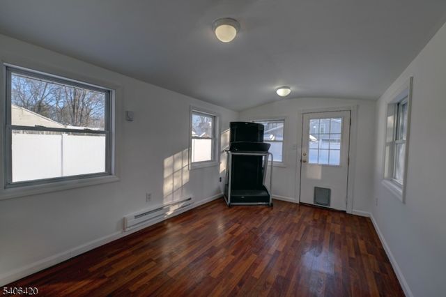 13 Orchard St, Bloomingdale Boro, NJ 07403