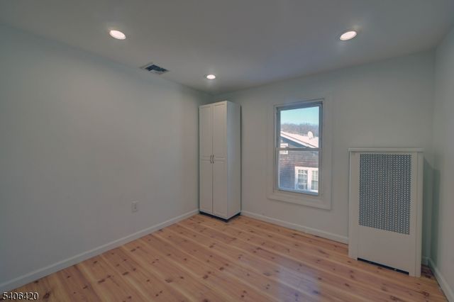 13 Orchard St, Bloomingdale Boro, NJ 07403