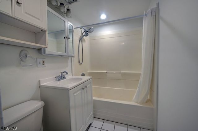 13 Orchard St, Bloomingdale Boro, NJ 07403