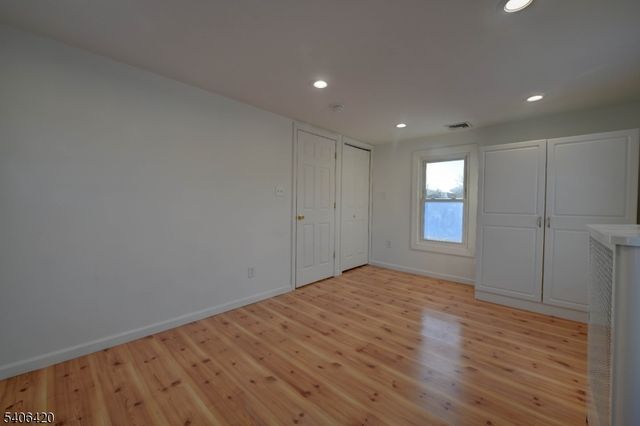 13 Orchard St, Bloomingdale Boro, NJ 07403