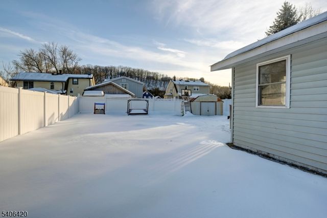 13 Orchard St, Bloomingdale Boro, NJ 07403