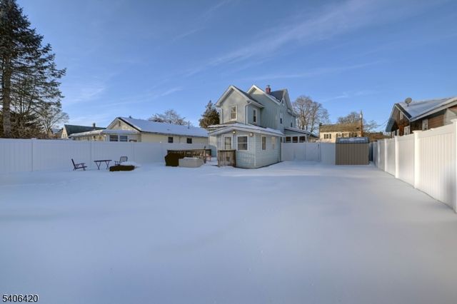 13 Orchard St, Bloomingdale Boro, NJ 07403