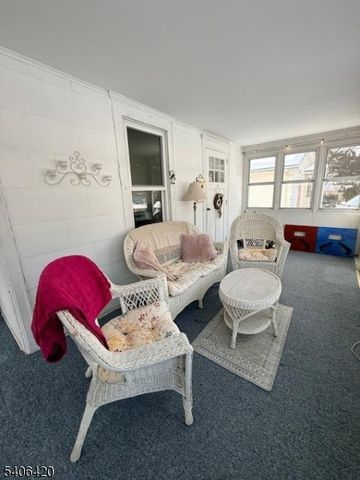 13 Orchard St, Bloomingdale Boro, NJ 07403