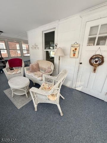 13 Orchard St, Bloomingdale Boro, NJ 07403