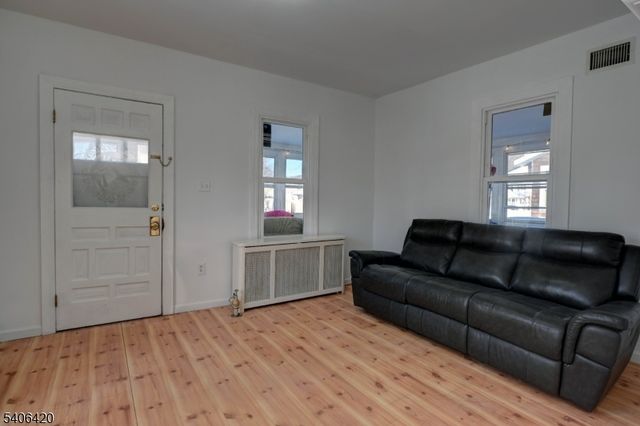 13 Orchard St, Bloomingdale Boro, NJ 07403