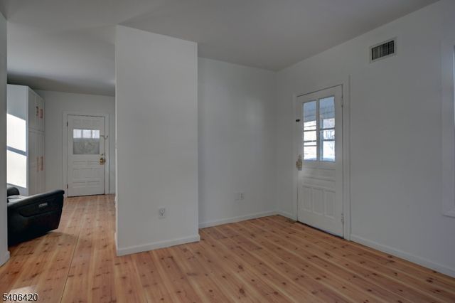 13 Orchard St, Bloomingdale Boro, NJ 07403