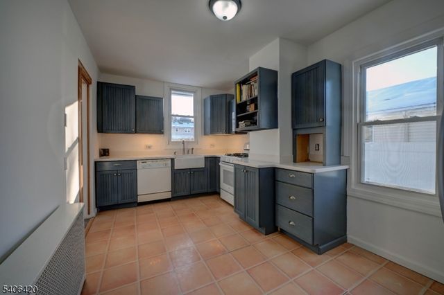 13 Orchard St, Bloomingdale Boro, NJ 07403