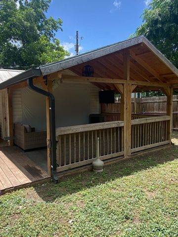 616 Florence St, Kerrville, TX 78028
