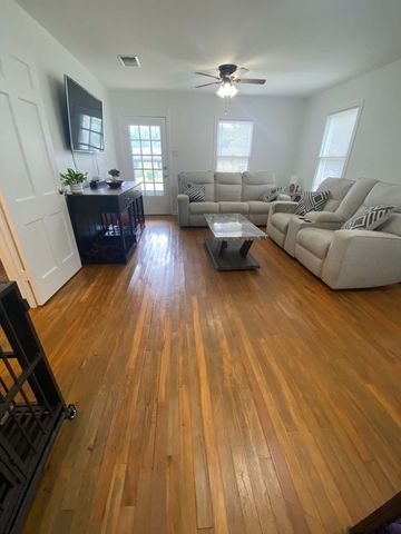 616 Florence St, Kerrville, TX 78028