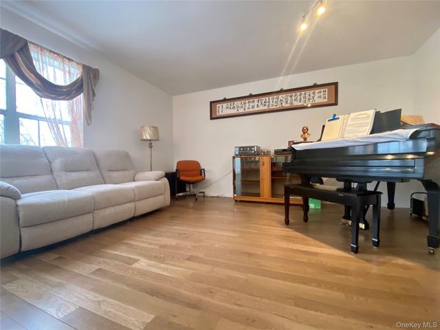 83 Roundtop Road, Yonkers, NY 10710