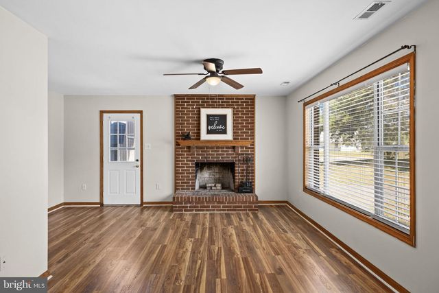 4 SWAN DR, Fredericksburg, VA 22405