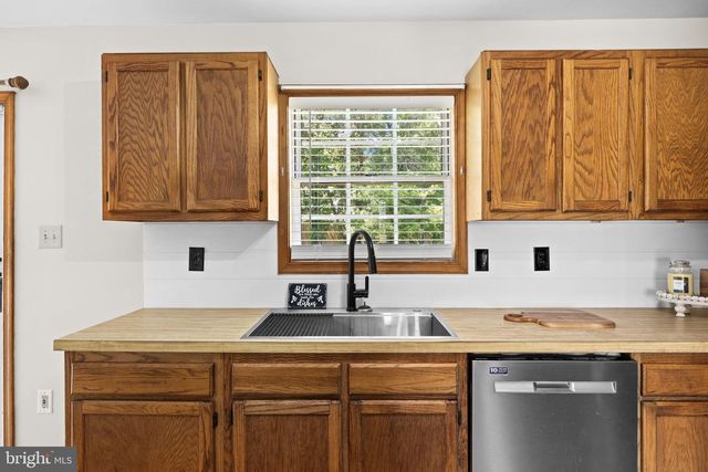 4 SWAN DR, Fredericksburg, VA 22405