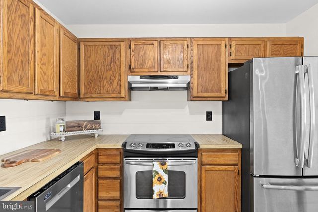 4 SWAN DR, Fredericksburg, VA 22405