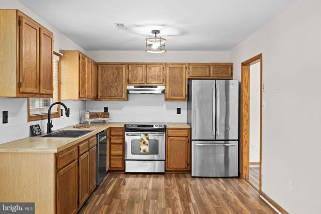 4 SWAN DR, Fredericksburg, VA 22405