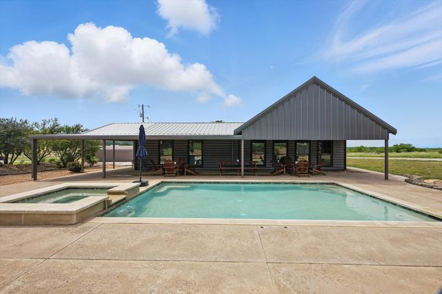 186 W Hells Gate Drive, Strawn, TX 76475