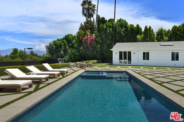 4760 Amigo Avenue, Los Angeles, CA 91356