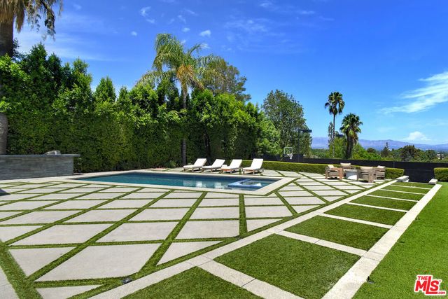 4760 Amigo Avenue, Los Angeles, CA 91356