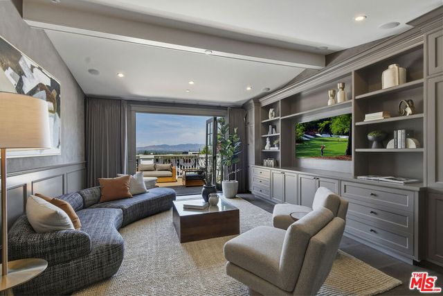 4760 Amigo Avenue, Los Angeles, CA 91356
