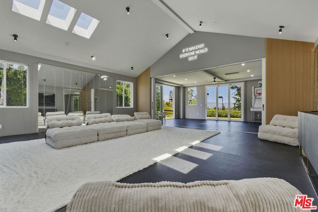 4760 Amigo Avenue, Los Angeles, CA 91356