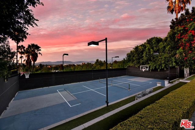 4760 Amigo Avenue, Los Angeles, CA 91356