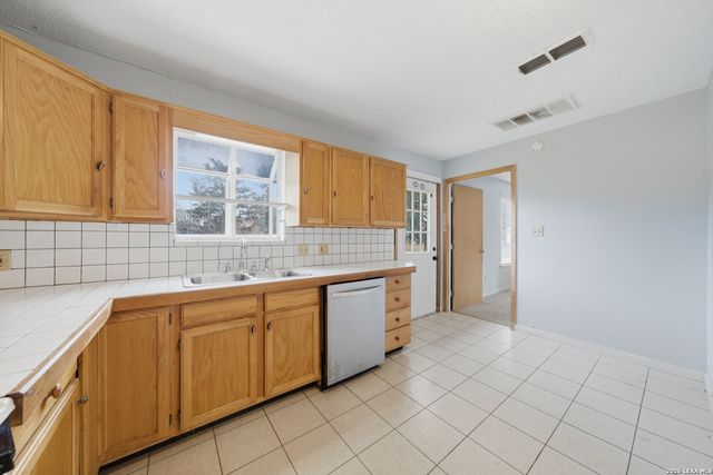 1521 B Street, Floresville, TX 78114