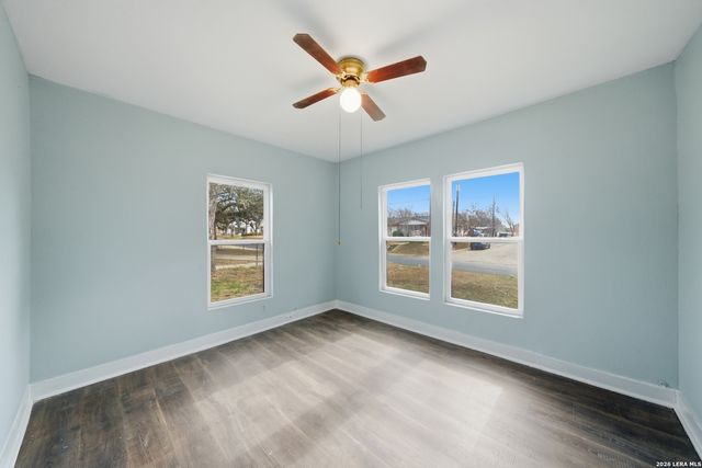 1521 B Street, Floresville, TX 78114